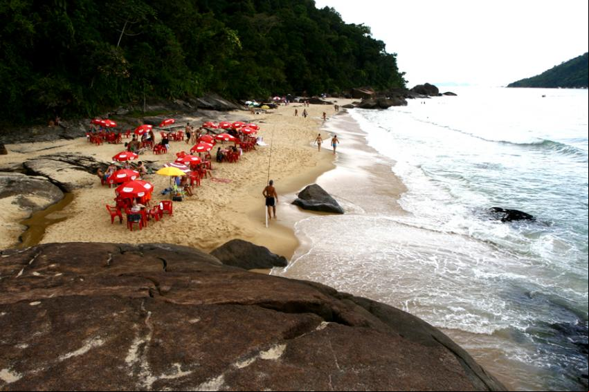A 250km da capital Ubatuba e cercada pela Serra do Mar - Foto: Miguel Schincariol