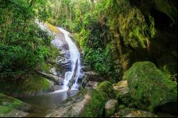 Cachoeira da Gruta de granito alcantilado (Itatiaia) Foto: Rodrigo Silvestre (Licen