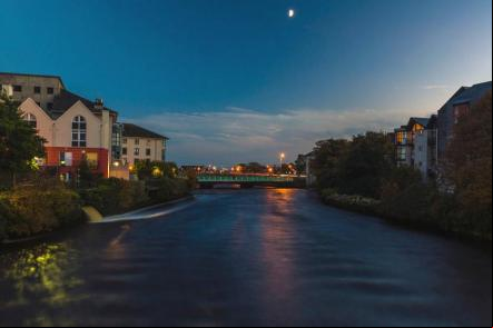 Rio de Galway à noite - Foto: Miguel Mendez (Licença-cc-by-sa-2.0)