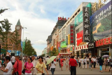 Rua Wangfujing, uma das mais movimentadas - Foto: Nggsc (Licenca-cc-by-sa-3-0)