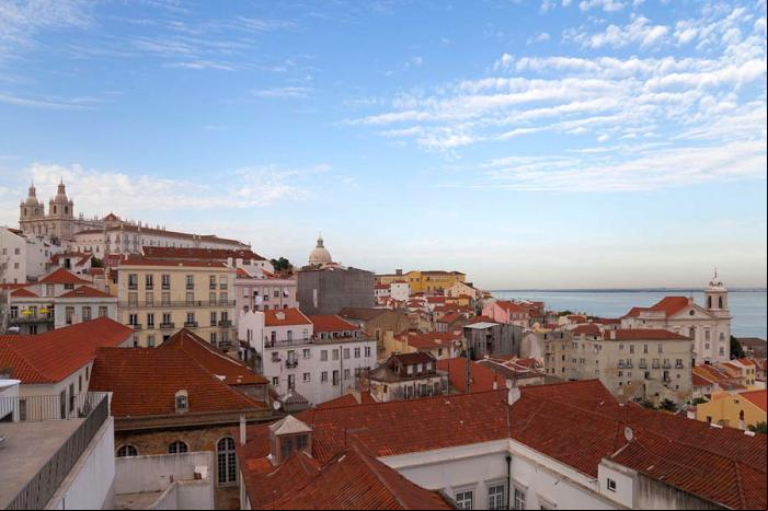 Vista do Bairro Histrico de Alfama - Foto: Diego Delso